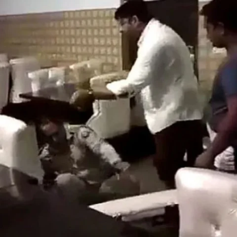 சாப்பாடு லேட்டால் வெடித்த சண்டை... உ.பி-யில் சப்-இன்ஸ்பெக்டரை சரமாரியாகத் தாக்கிய பா.ஜ.க கவுன்சிலர்