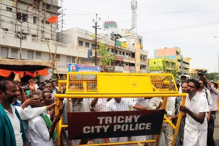 திருச்சி விவசாயிகளின் 14 நாள் போராட்டம் இன்றுடன் முடிவு!
