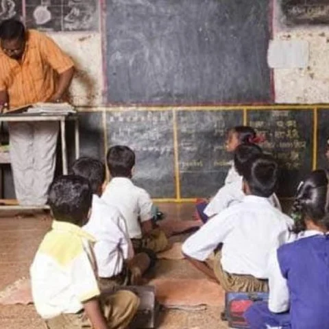 ``அரசுப் பள்ளி ஆசிரியர்கள் டியூஷன் எடுக்கத் தடை!” - உயர் நீதிமன்றம் அதிரடி உத்தரவு