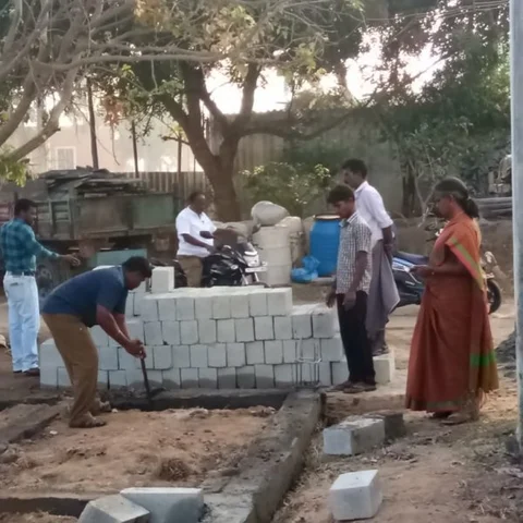 ‘அரசு நிலத்தில் வீடு கட்ட முயன்ற அ.தி.மு.க பிரமுகர்!’ - அதிரடியாக தடுத்து நிறுத்திய பெண் அதிகாரி