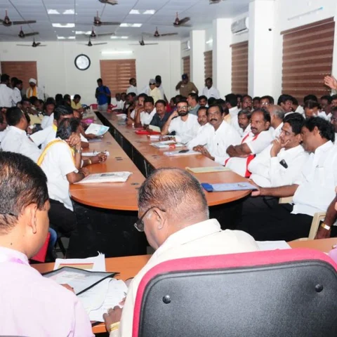 “இரட்டை இலைச் சின்னத்தைக் கேட்டதால் பழிவாங்கிவிட்டனர்!” - நீதிமன்றத்துக்குச் செல்லும் ‘குபீர்’ ஜெயலலிதா அணி