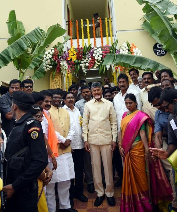 4 லட்சம் வீடுகளுக்கு ஒரே நாளில் கிரகபிரவேசம்! - ஏழை மக்களுக்காக ஆந்திர முதல்வரின் அசத்தல் திட்டம்