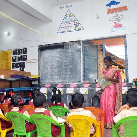 3-லிருந்து 67 மாணவர்கள்...! அரசுப் பள்ளியைச் சீராக்கிய ஆசிரியை!