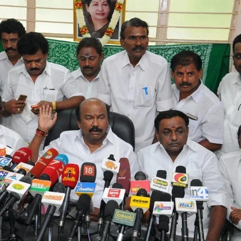 ``பாஜகவுடன் முன்பு கூட்டணி வைத்திருந்தது கொள்ளையடிக்கத்தானா?” -ஸ்டாலினுக்கு அதிமுக கேள்வி