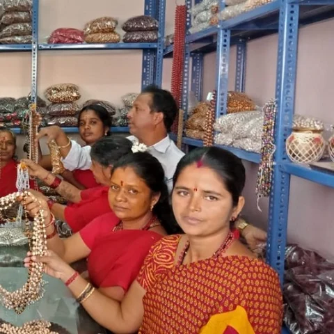 ‘நாடோடி மக்களின் வாழ்க்கைத்தரம் மேம்பட புதிய கடை!’ - 50 வகையான மாலைகள் விற்பனை