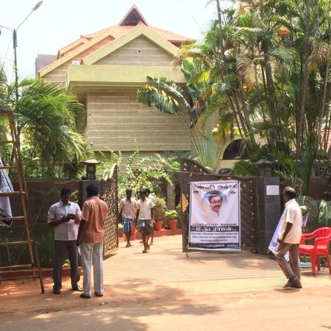 சசிகலா தங்கியிருக்கும் 11-ம் நம்பர் வீட்டில் என்ன நடக்கிறது? - ஒரு ஸ்பாட் விசிட்