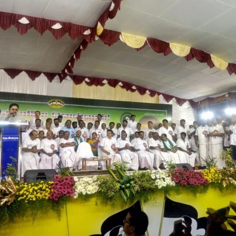 பல மணி நேரக் காத்திருப்பு... ஐந்தே நிமிடங்கள்! சிதம்பரத்தில் தொண்டர்களை ஏமாற்றிய தினகரன்!