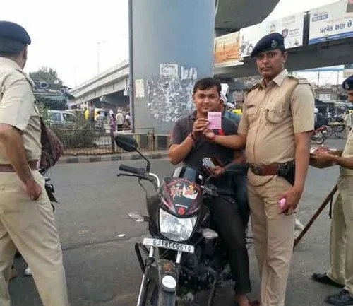 சாலை விதிகளைப் பின்பற்றினால் பெட்ரோல், உணவுக் கூப்பன் இலவசம்!