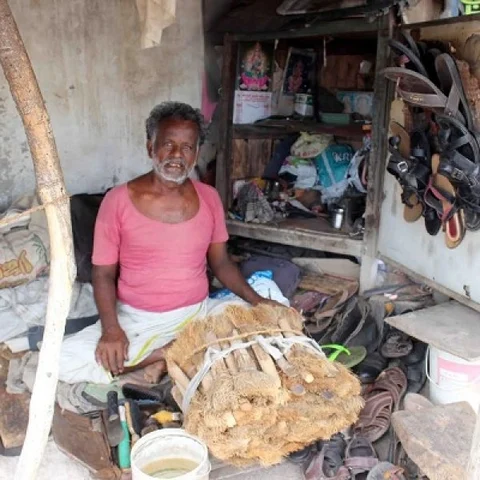 50 வருஷமா செருப்புத் தைக்கறேன்.. ஆனா நான் தேயறேன்! - கரூர் முனியசாமியின் கண்ணீர் பக்கம்