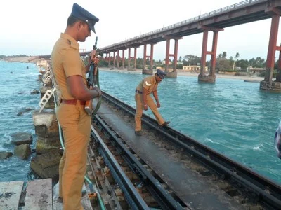 ராமேஸ்வரம் பாம்பன் பாலத்திற்கு வெடிகுண்டு மிரட்டல்!
