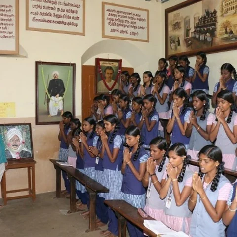 `அவரது கனவுகளை நனவாக்குவோம்!' - பாரதி படித்த வகுப்பறையில் மாணவர்கள் உறுதியேற்பு