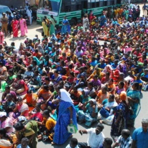 ஜாக்டோ-ஜியோ போராட்டத்தை முடக்க அரசு தீவிரம் - புதுக்கோட்டை நிர்வாகிகள் 14பேர் சஸ்பெண்ட்