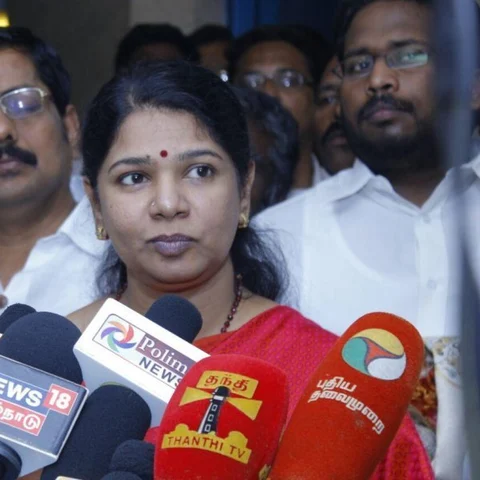 `ஸ்டெர்லைட் விவகாரத்தில் தமிழக அரசு இரட்டை வேடம் போடுகிறது!’ - கனிமொழி