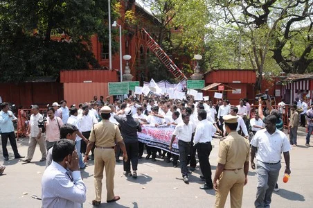 சுங்கத்துறை அலுவலகத்தை முற்றுகையிட்ட ஐகோர்ட் வழக்கறிஞர்கள் கைது (படங்கள்)