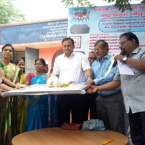 `மாணவர்கள் நிலைமை எங்களுக்கும் தெரியும்' - அரசுப்பள்ளிக்கு உதவிக்கரம் நீட்டிய வெளிநாடுவாழ் தமிழர்கள்!