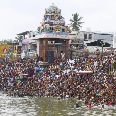 கும்பகோணம் மகாமக குளத்தில் பல்லாயிரக்கணக்கானோர் புனித நீராடல்