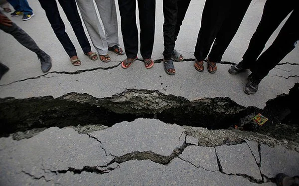 நேபாளம் நிலநடுக்கம் ஏன்? அதிர வைக்கும் தகவல்கள்!