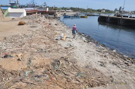 கடற்கரை தூய்மை தினம்: கடலோர காவல்படை செயலால் பொதுமக்கள் முகம்சுளிப்பு!