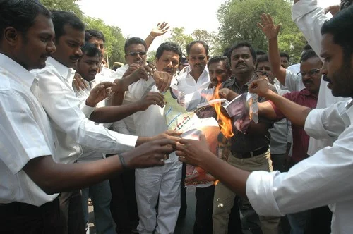 தேனியில் காங்கிரஸ் எம்.பி. ஆரூண் அலுவலகம் முற்றுகை (படங்கள்)