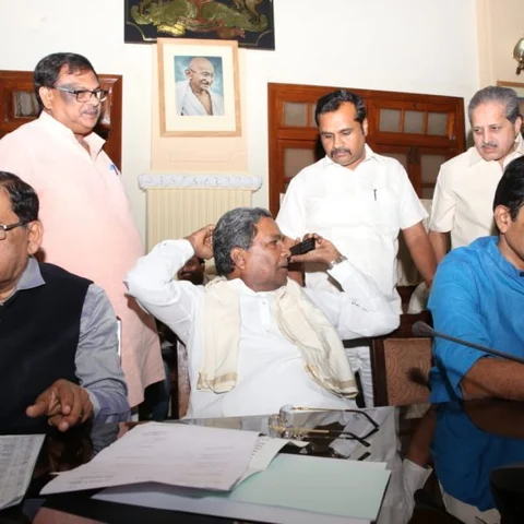 காங்கிரஸ் - குமாரசாமி கூட்டணிக்குள் சிக்கல் - அதிருப்தி எம்.எல்.ஏ-க்களால் தொடரும் நெருக்கடி