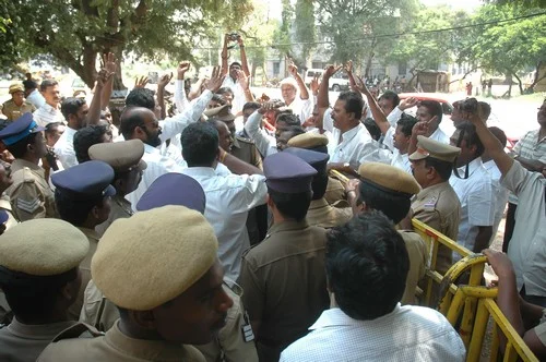 தேனியில் காங்கிரஸ் எம்.பி. ஆரூண் அலுவலகம் முற்றுகை (படங்கள்)