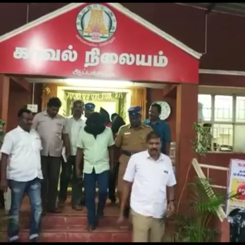 சினிமாவை விஞ்சிய கார் சேஸிங்! போலீஸ் - கடத்தல் கும்பல் இடையே இரவில் நடந்த துப்பாக்கிச் சூடு