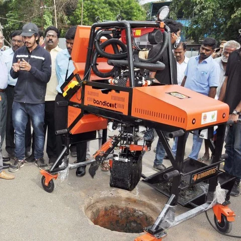 மனிதக் கழிவு அகற்றும் எந்திரனுக்கு தேசம் முழுக்க மவுசு!