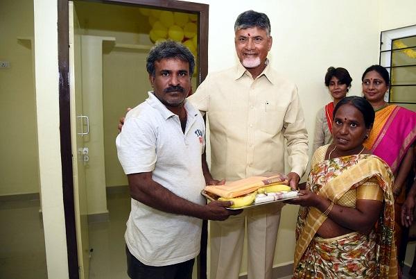 4 லட்சம் வீடுகளுக்கு ஒரே நாளில் கிரகபிரவேசம்! - ஏழை மக்களுக்காக ஆந்திர முதல்வரின் அசத்தல் திட்டம்