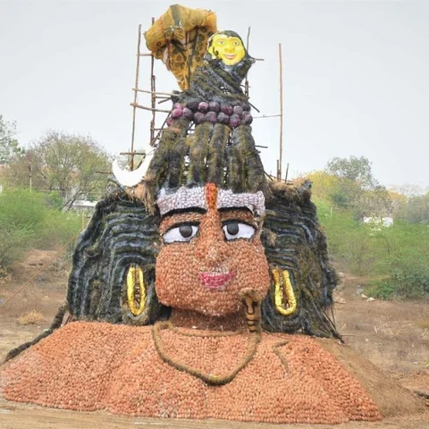 லட்சம் தேங்காய்கள் கொண்டு உருவாக்கப்பட்ட பிரமாண்ட சிவன்... கீளப்பட்டு கிராமத்தில் பரவசம்!