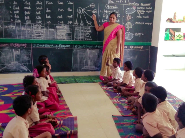 ஆங்கிலம் பேசும் பழங்குடியினக் குழந்தைகள்! - கடலூரைக் கலக்கும் அரசுப் பள்ளி ஆசிரியை