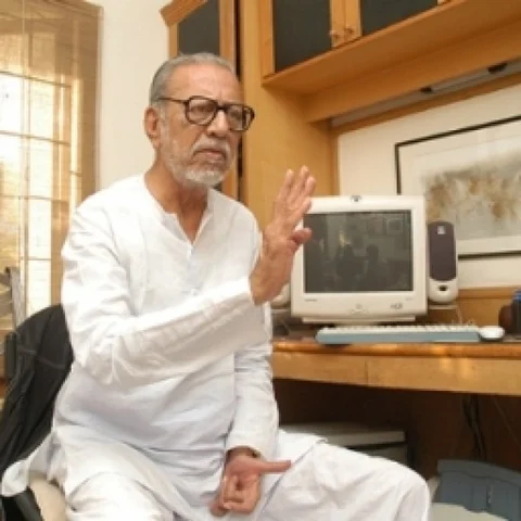 ''ரஜினியிடம் ஏன் கேள்வி கேட்பதில்லை!" - சாருஹாசன்