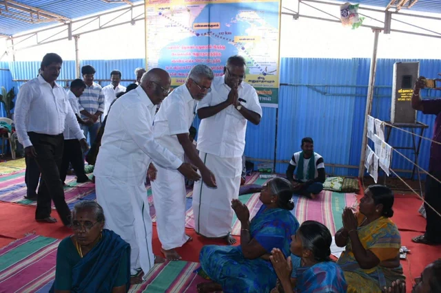 தடுத்து நிறுத்திய காவல்துறையினர்..! - போராட்டக் களத்துக்கு ஊர்வலமாகச் சென்ற கம்யூனிஸ்ட்கள்