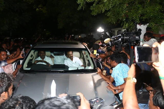 தொண்டர்கள் வருகை அதிகரிப்பு - கோபாலபுரத்திலிருந்து புறப்பட்டுச் சென்ற ஸ்டாலின்!