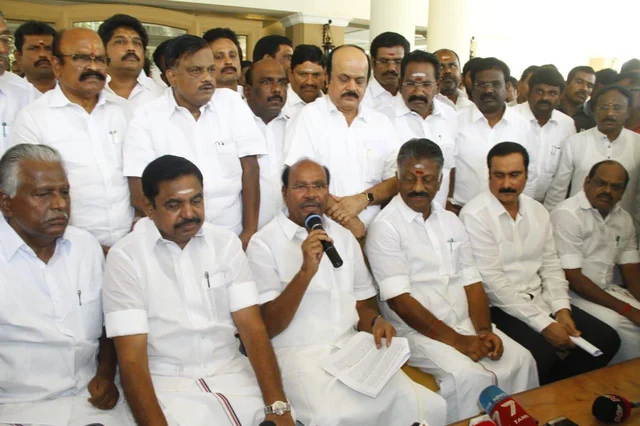 போஸ் கொடுக்க மட்டும் தான்... ரகசியம் பேச மணி அண்ட் கோ - அப்செட்டில் ஓ.பி.எஸ்!