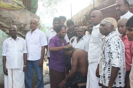 மோடி பிரதமராக வேண்டி தே.மு.தி.க. தொண்டர்கள் மொட்டை!