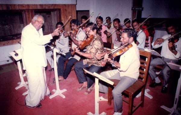 ``இளையராஜா புகழ்பெற ஆரம்பிச்சப்போ அப்பா என்ன சொன்னார் தெரியுமா?!" - எம்.எஸ்.விஸ்வநாதன் மகள்