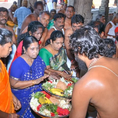 மகளின் வெற்றிக்காகத் திருச்செந்தூரில் வழிபாடு செய்த ராசாத்தி அம்மாள்!