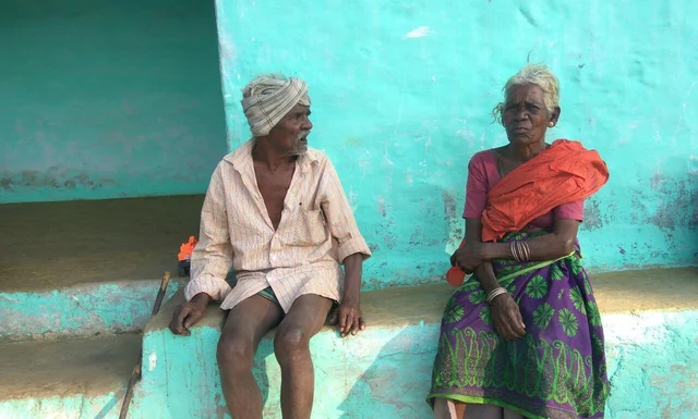 "அறுபது வயதில் தாலி கட்டிய மூப்பர்..சாதிமறுப்பு.. இசைதான் வாழ்வு!"- பாலமலை இருளர்களின் வாழ்வியல் #SpotVisit