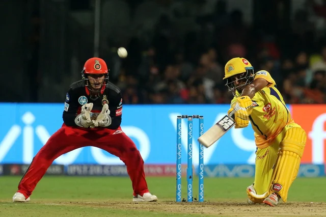தோனியின் சிக்ஸூடன் பெங்களூருவை வீழ்த்தியது சென்னை!