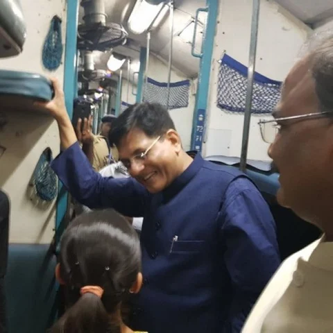 எக்ஸ்பிரஸ் ரயிலில் பயணம்செய்த ரயில்வே அமைச்சர்!