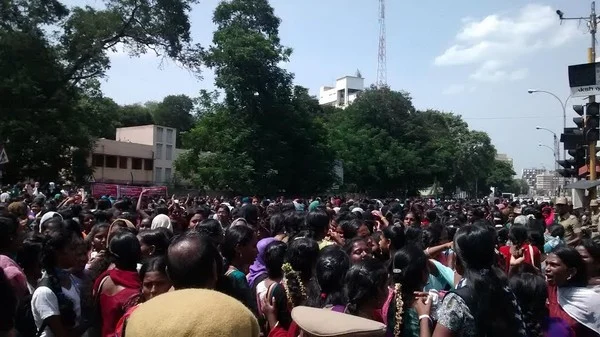 காயிதே மில்லத் கல்லூரி மாணவிகள் திடீர் மறியல்! (படங்கள்)
