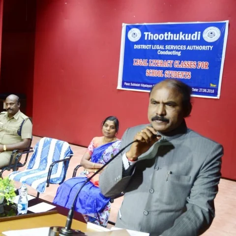 `எந்தப் பிரச்னையாக இருந்தாலும் சட்டப்படியே அணுக வேண்டும்!’ - மாணவர்களுக்கு அறிவுரை வழங்கிய நீதிபதி