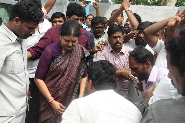 மௌன விரதம்... சீக்ரெட் சந்திப்புகள்... சிறப்புச் சலுகைகள்... - சசிகலாவின் ஓராண்டு சிறைவாசம் #Sasikala