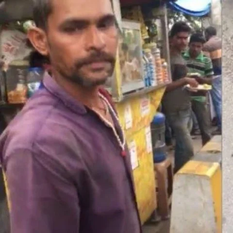 தொட்டியில் இருந்த தண்ணீரை குடித்த நாய் - கார் முன் வீசிக் கொன்ற கடைக்காரர்!
