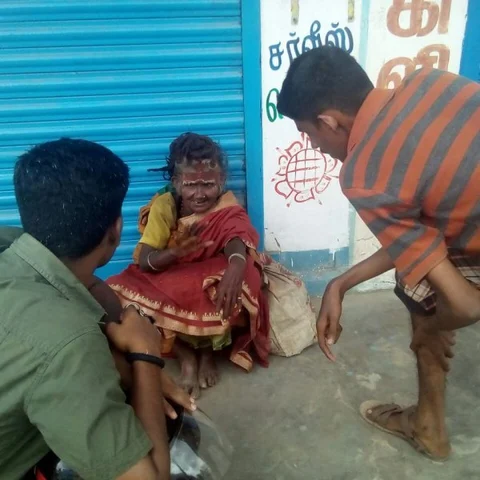 `ஆதரவற்றவர்களுக்கு உதவும் மனிதநேயமிக்க மாணவர்கள்' - திருநெல்வேலியைக் கலக்கும் `மனிதம்' அமைப்பு!