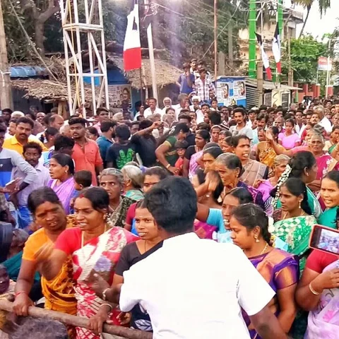 ‘அரசியல் பேசாதீர்கள்; வந்த வேலையைப் பாருங்கள்!’-அ.ம.மு.க ஆர்ப்பாட்டத்தில் சலசலப்பு