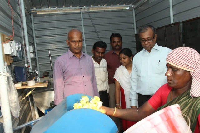 மதுரை பூமாலை வணிக வளாகத்தில் மலர் கழிவுகளை உரமாக்கும் `வேஸ்ட் கார்ட்' திட்டம்!