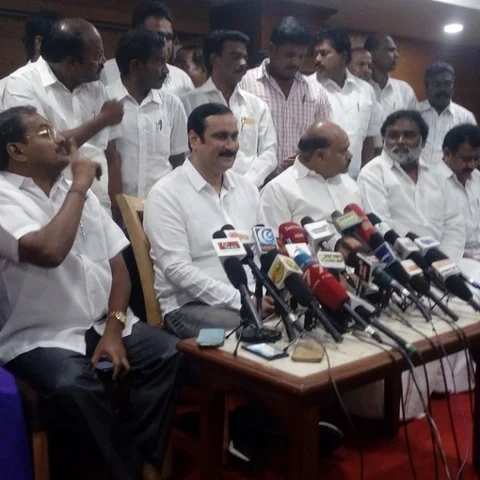 `சேலம் - சென்னை 8 வழிச்சாலை, சட்டத்துக்கு எதிரான சாலை!’ - சீறும் அன்புமணி