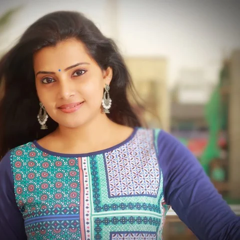 ``அவரை நேர்ல பார்த்தா அழுதுருவேன்!" - `அழகு' ஸ்ருதி