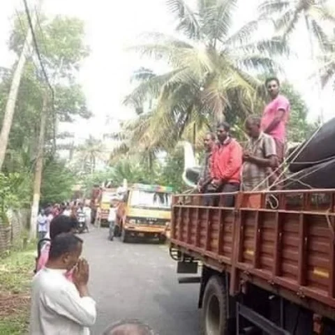 கேரளாவைக் காத்த சூப்பர் ஹீரோஸ்! - வழி நெடுக நின்று கண்ணீர் மல்க நன்றி தெரிவித்த மக்கள்